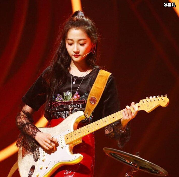 关晓彤弹吉他