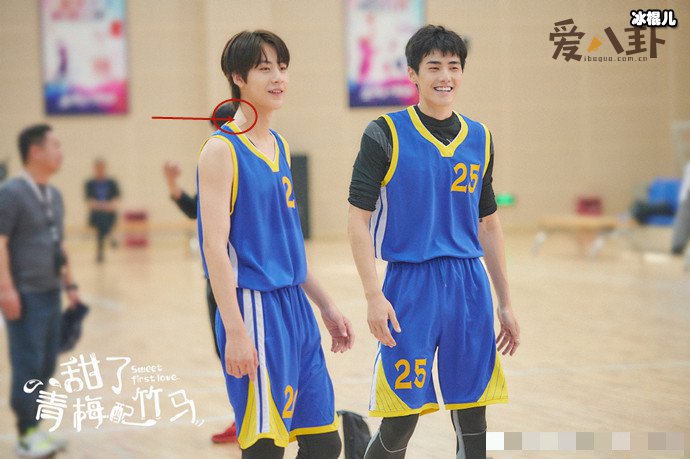 任世豪脖子为什么贴膏药