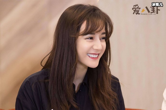 迪丽热巴为杨幂庆生