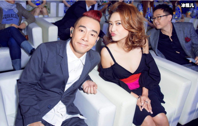 陈小春应采儿两人合影