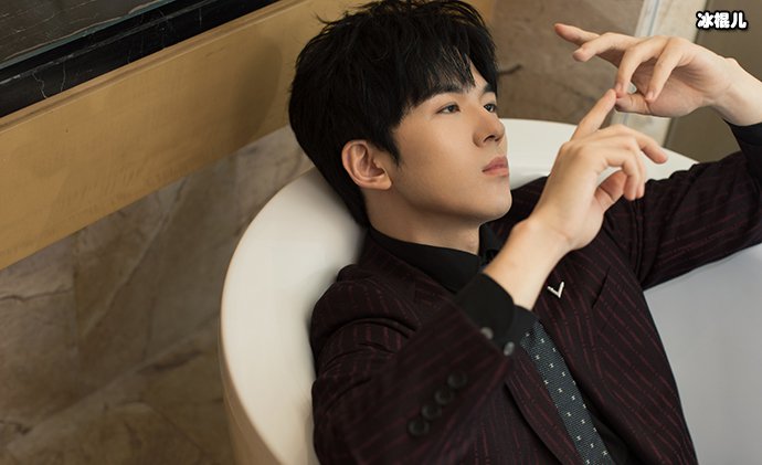 仝卓何炅什么关系呢