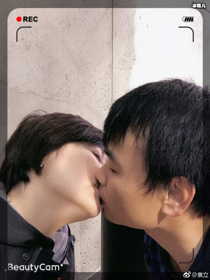袁立微博晒出照片，与丈夫热吻