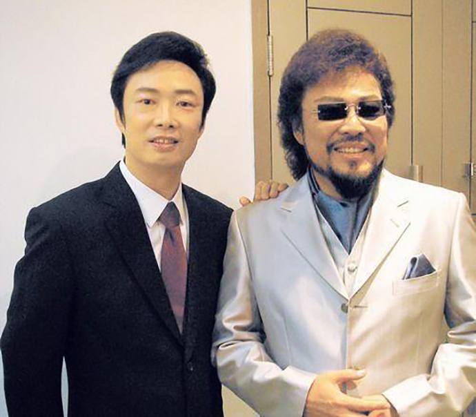 费玉清和主持人张菲是亲兄弟