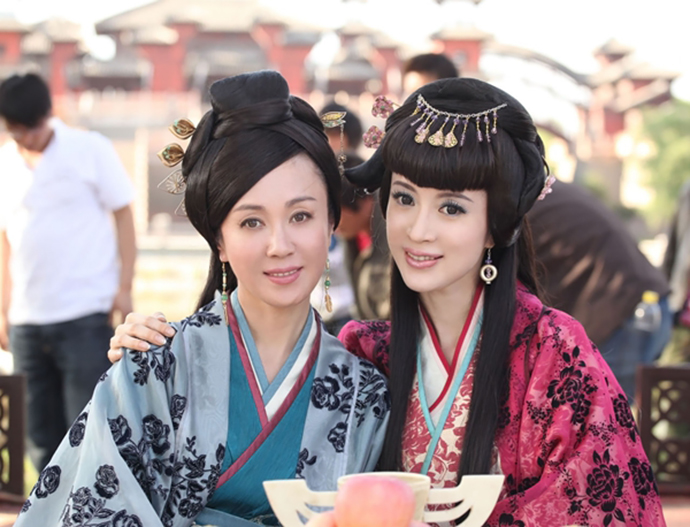 傅艺伟金巧巧撞脸两人真实关系