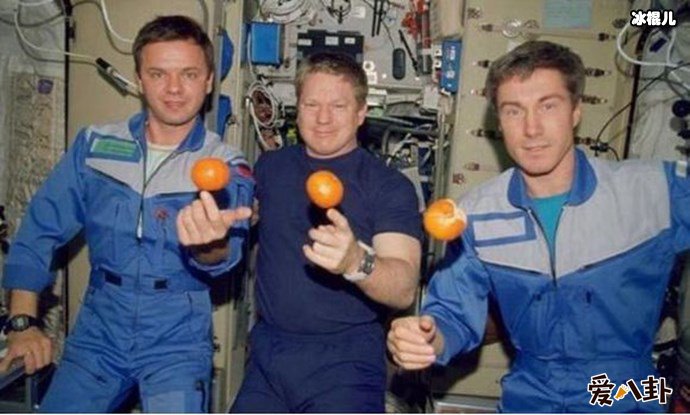 克里卡列夫与其他宇航员合影