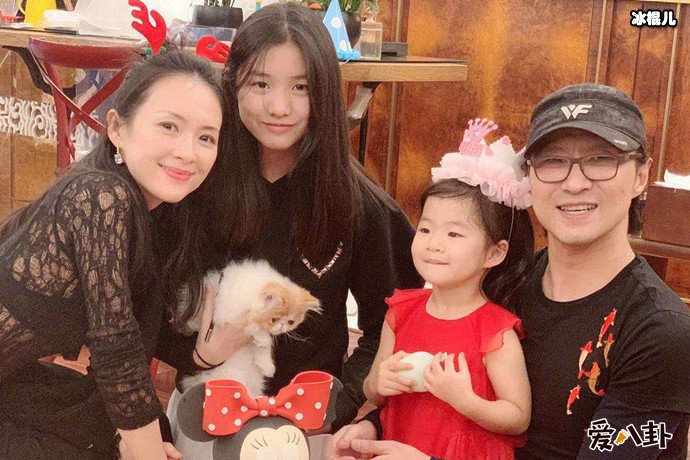 汪峰章子怡一家四口