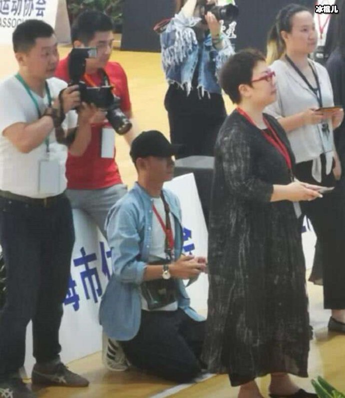 文章跪地为女儿拍照