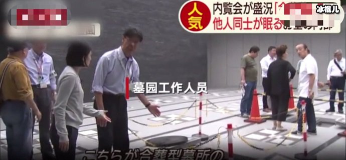 工作人员在介绍合葬墓