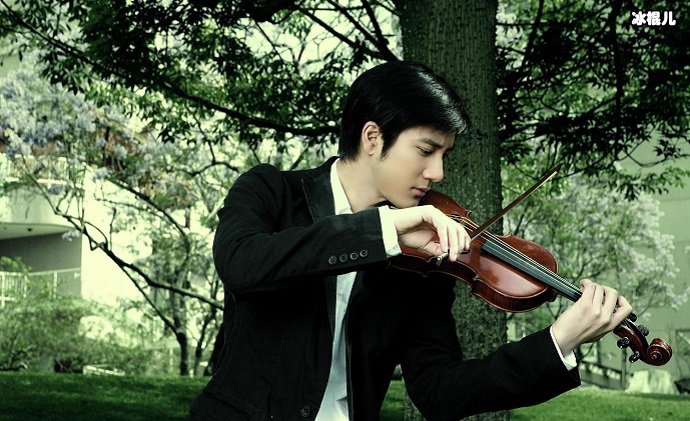 王力宏拉着小提琴
