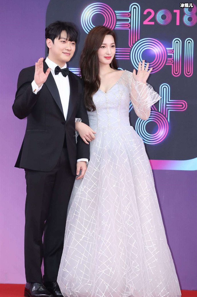 金律喜和崔珉焕合影