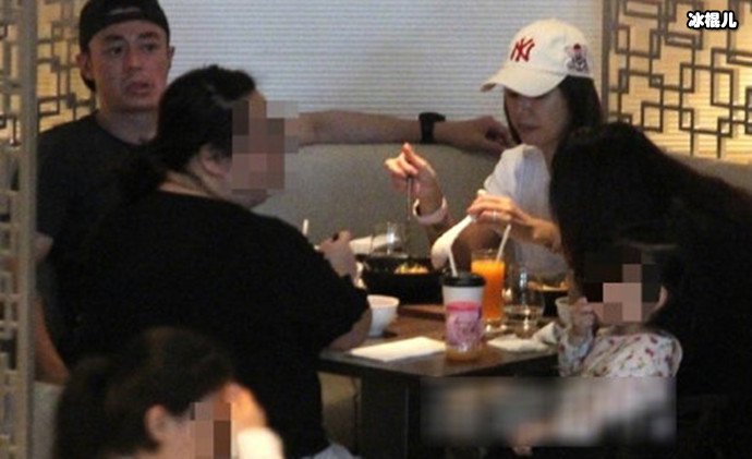 霍建华一家聚餐