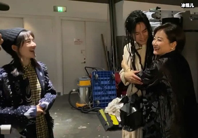 林青霞现身为张杰话剧捧场