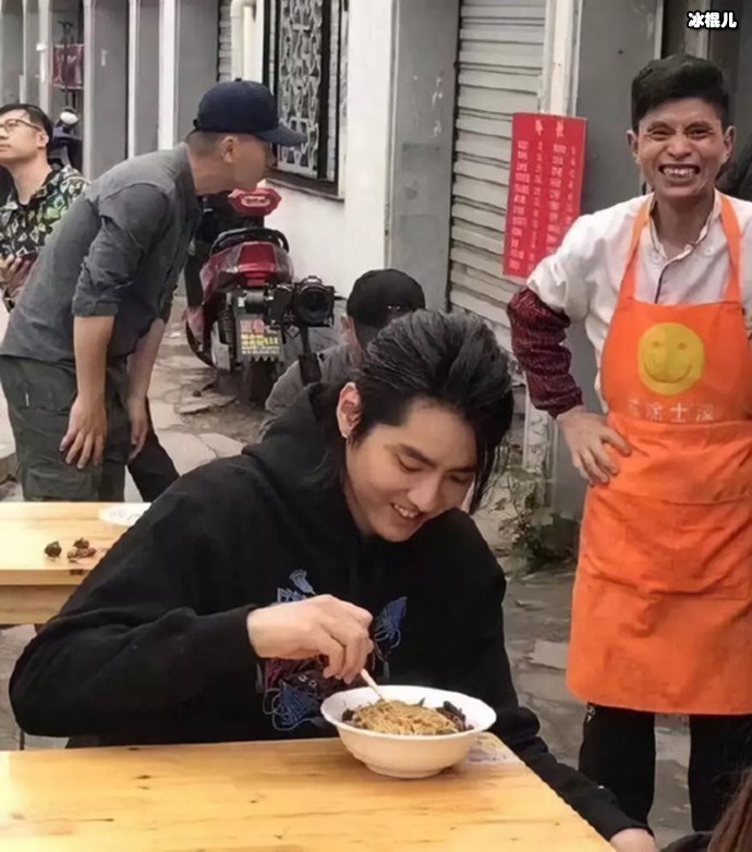 吴亦凡在面馆吃面