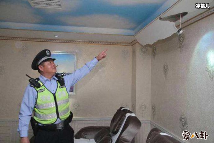 天花板掉下大蟒蛇