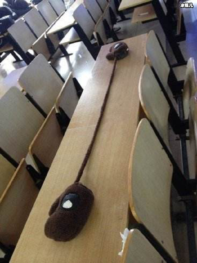 长线手套把几个座位一下都给占完了