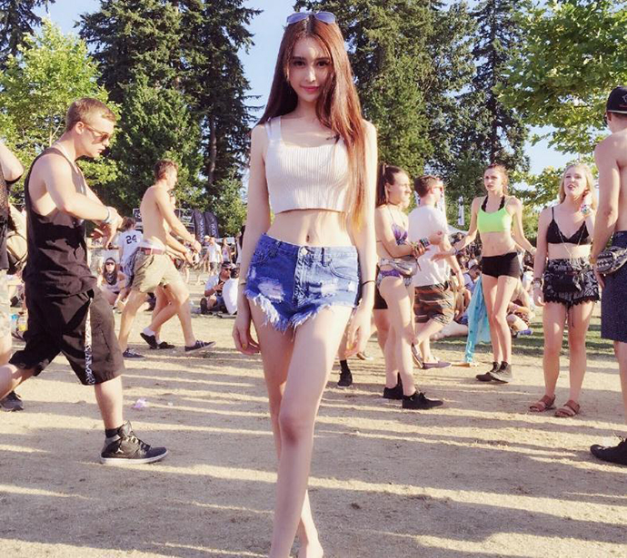 小g娜和鹿依相比谁比较美