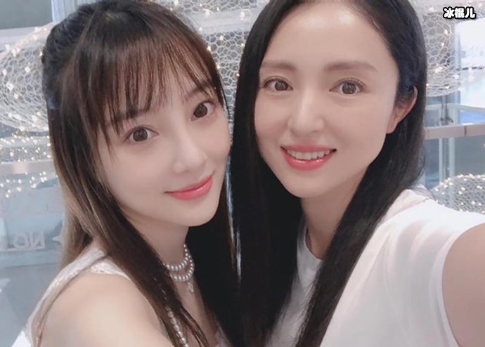 李小璐变身知性女郎开始带货