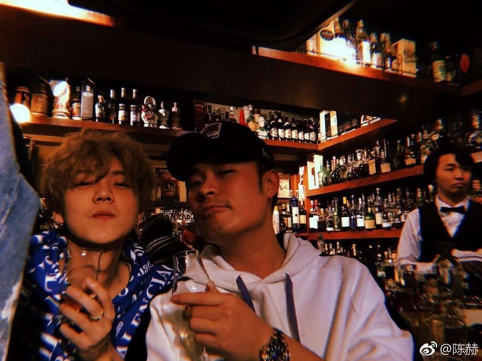 两人私下聚会感情很好