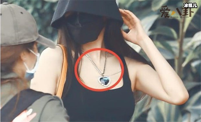 杨幂戴海洋之心