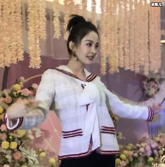 古力娜扎现场跳起了新疆舞，美丽动人，婀娜多姿