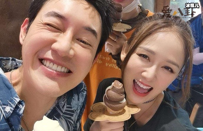 陈乔恩和陈正飞挽手出游