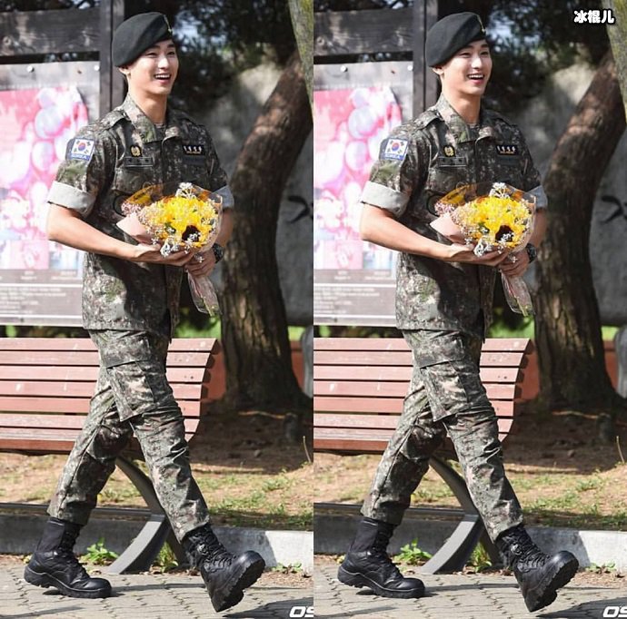 金秀贤退伍粉丝献花