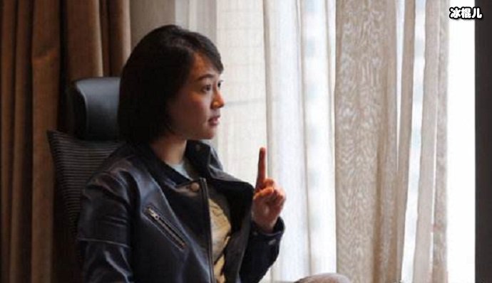 奔驰女车主接受媒体采访