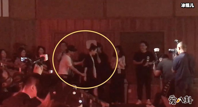 汪峰扶章子怡登台疑似章子怡怀孕