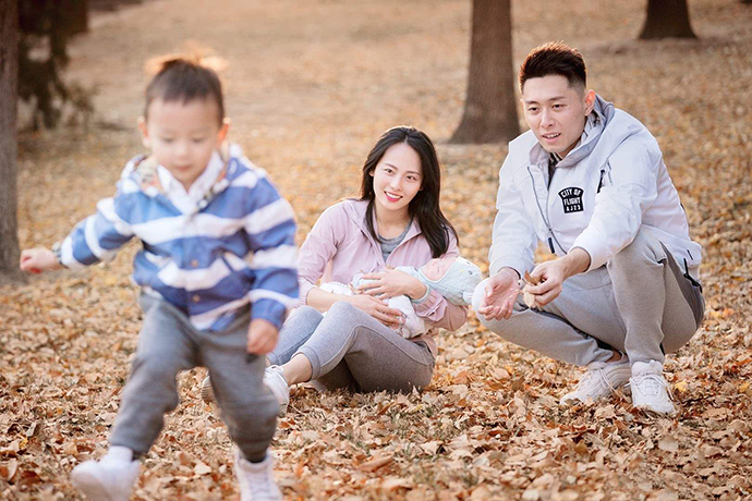 张嘉倪和买超的幸福一家四口