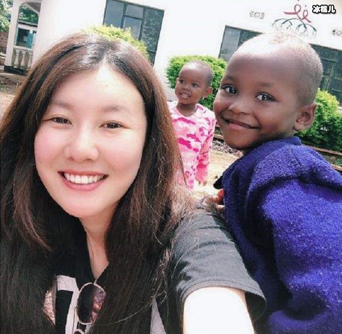 冯清去看望非洲儿童