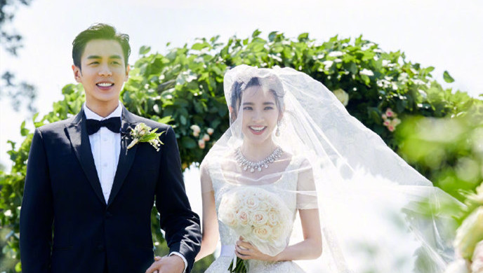 张若昀唐艺昕结婚合照