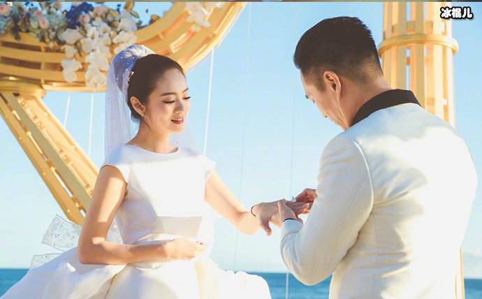 安以轩与老公陈荣炼甜蜜同款