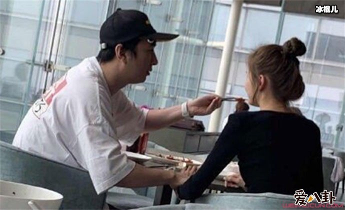 王思聪给新女友喂食