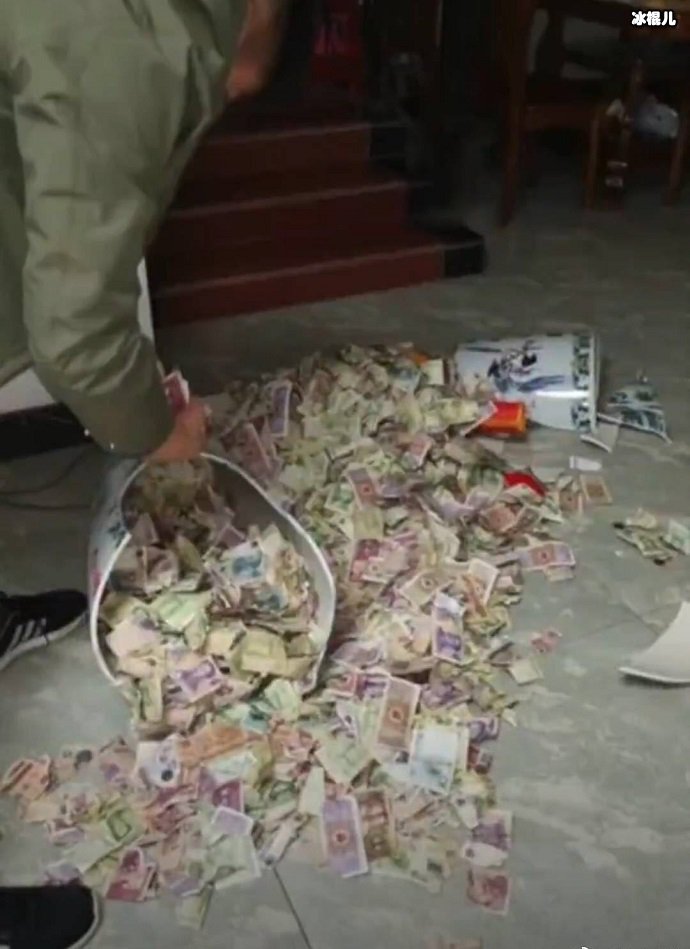 丈夫正在收拾地上的零花钱