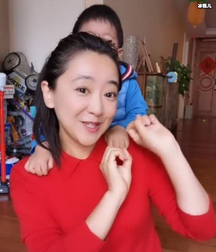 月亮姐姐晒与儿子的视频
