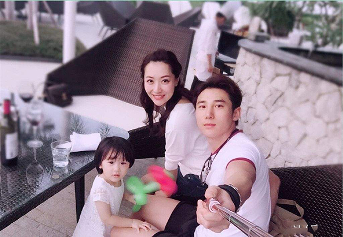 白冰与丈夫还有女儿