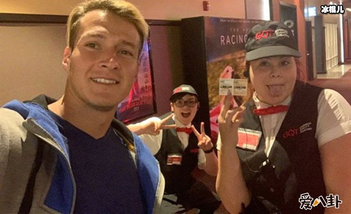 漫威粉丝与电影院售票人员合影