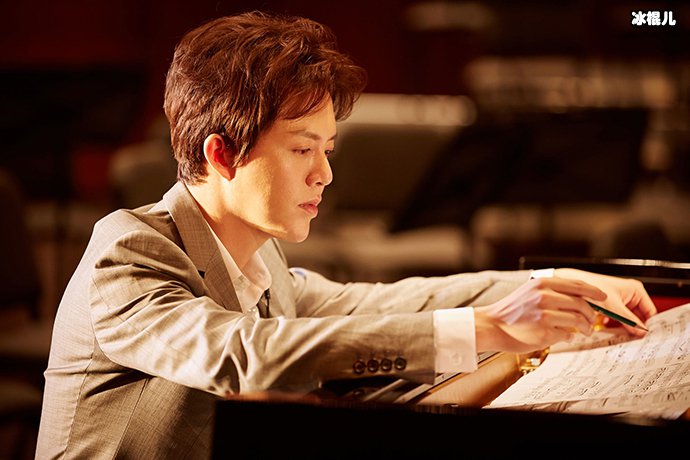 李云迪深夜与神秘女共进晚餐