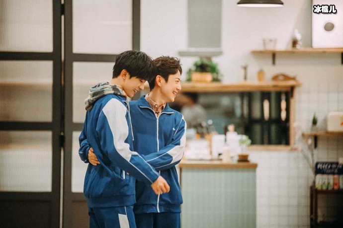 何炅送易烊千玺校服