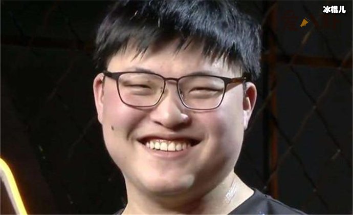 简自豪的女朋友是谁