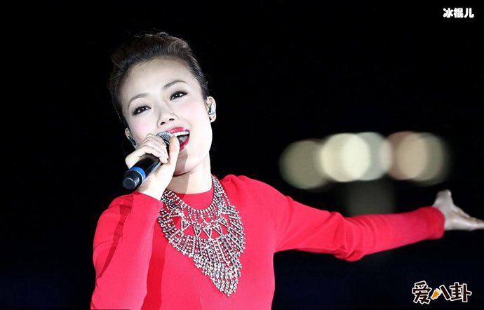 容祖儿拄拐杖会好友饭局