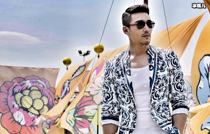 胡兵戴上墨镜，尽显帅气