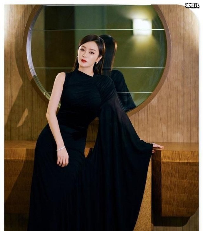秦岚穿黑色长裙出席颁奖典礼