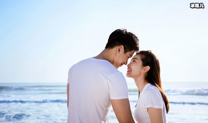 钟丽缇和张伦硕在海边拍照笑得很开心