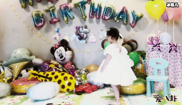 董子健晒女儿生日照