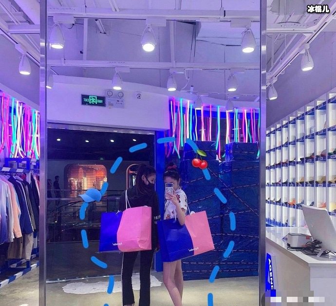 林允周洁琼打卡鞋店