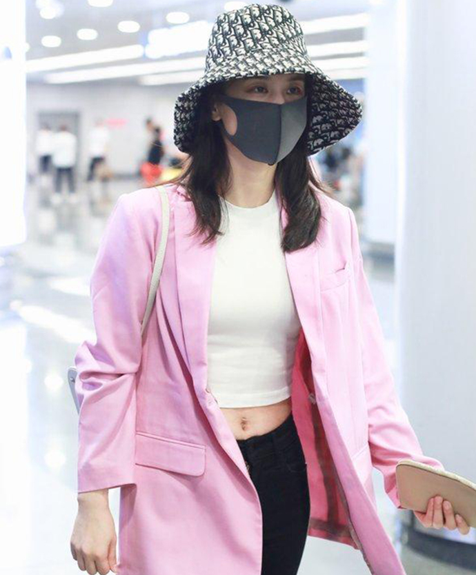 黄圣依粉色西装机场亮相美成18岁