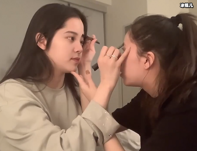 欧阳娜娜和妹妹互相化妆