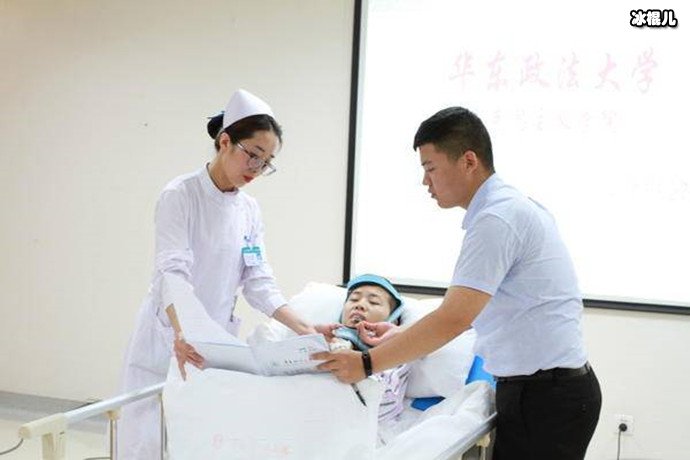 女孩在病床前答辩