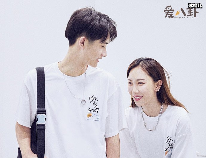 小张与女性友人合影